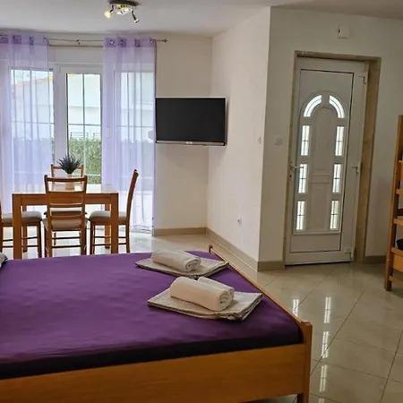 Barnjak Apartment *